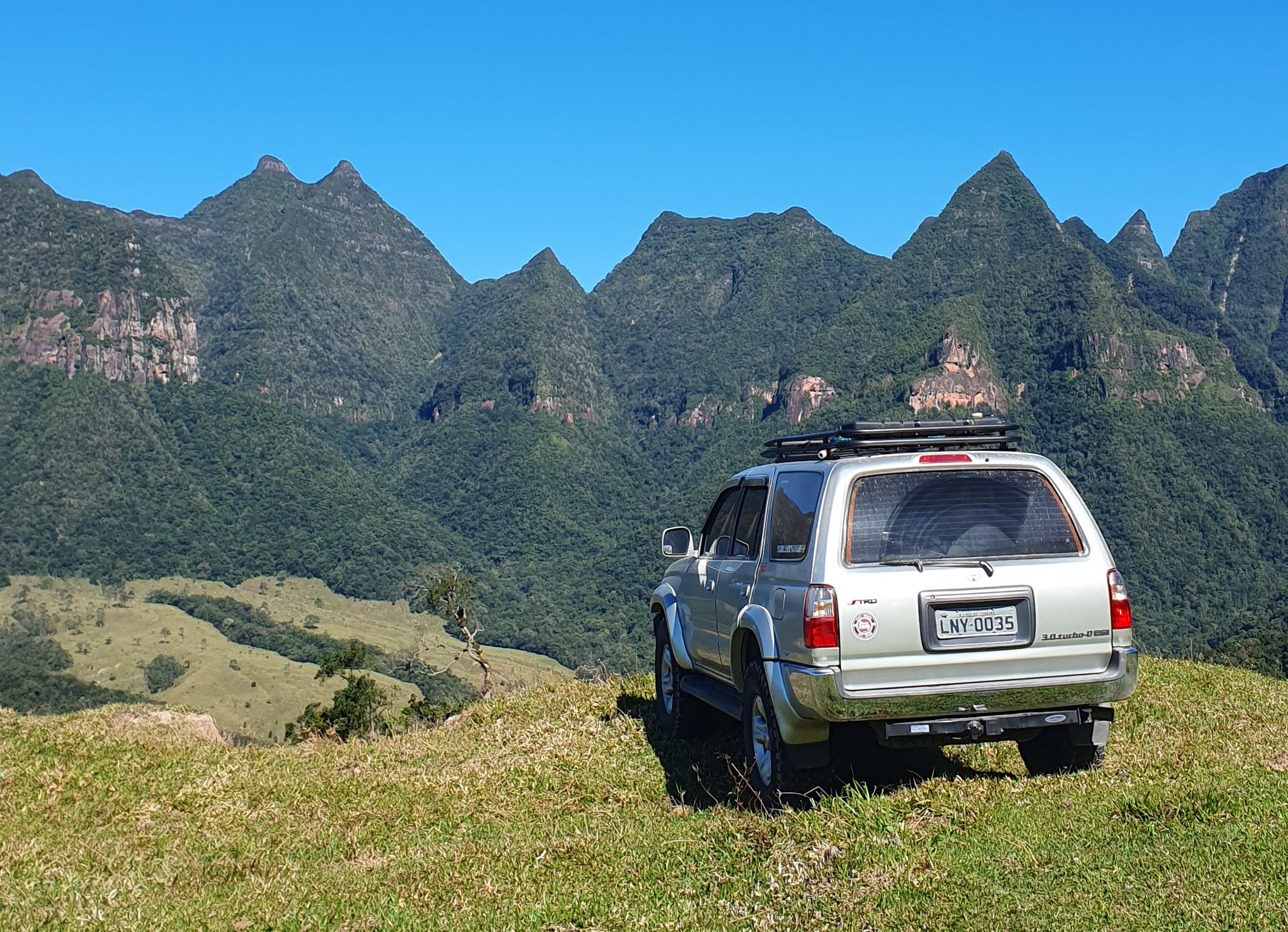 Dona Toya na Serra Catarinense, com as agulhas da serra ao fundo
